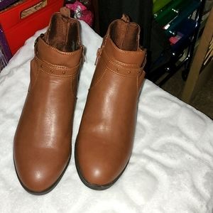 Girls size 4 brown boots gently used